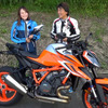 KTM 1290スーパーデュークと小鳥遊レイラ（左）と丸山浩（右）