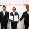 3社提携を発表したトヨタの豊田社長（中央）、いすゞの片山社長（右）、日野の下社長（2021年4月）