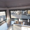 四方向の窓が開く大型キッチントレーラーT005の室内