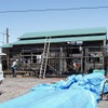 沼田町内の恵比島駅に建てられたドラマ『すずらん』の木造駅舎セット『明日萌駅』。写真はその建設中の様子。1999年4月29日。