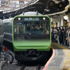 山手線新宿駅での通勤風景。