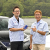 αlive ADの開発を担当した田中澄人さん（左）と、その上司でエンジン開発に携わる藤田秀夫さん