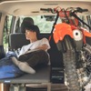 キャラバンの車中泊を快適に、オフロードバイク用品メーカーが各種アイテムを開発