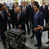 ソラーズ・マツダ合弁工場を視察するロシアのプーチン大統領と日本の安倍首相（当時）