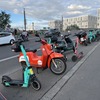 ベルリンの街中ではこのように歩道にキックボードが止まっている。ちなみにスクーターに見えるのは電動スクーターのシェアサービス車両