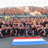 フェルスタッペンの“母国GP”2年連続制覇をチーム、観客らが一体になって祝う（2022年オランダGP）。