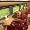 新観光列車の車内イメージ。窓に向かって配置される座席。