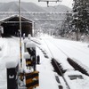 スイッチバック式だった旧板谷駅。現在の駅は右手の本線上にある。