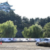 名古屋城を背に疾走するラリーカー