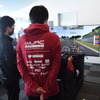 選手の走行を見守るチームメイト