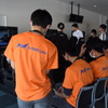 選手の走行を見守るチームメイト