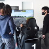 選手の走行を見守るチームメイト