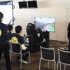 選手の走行を見守るチームメイト