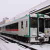 陸羽東線鳴子温泉駅のキハ110系気動車。宮城県と山形県の県境を越える同駅と最上駅との間は2021年度も輸送密度、営業係数ともにワースト1だった。ちなみにコロナ禍前の2019年度は79人/日で、花輪線荒屋新町～鹿角花輪間をわずかに上回っていた。