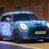 MINIのEVに3000個のLED電飾、英国内をクリスマスチャリティで走行