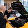 ロータスカーズが英国本社で新車を直接納車する新プログラム「ファクトリー・コレクション」を開始し最初の1台としてエミーラの発売記念モデル「V6ファーストエディション」を顧客に引き渡し