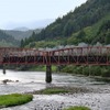 令和2年7月豪雨で流された球磨川のトラス橋を渡る『SL人吉』。