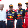 2022年F1日本GPの表彰台。左からHRCの浅木泰昭氏、レッドブルのペレス（2位）とフェルスタッペン（優勝）。