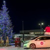 クリスマスツリーに電力を供給する日産 リーフ