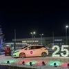 クリスマスツリーに電力を供給する日産 リーフ