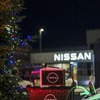 クリスマスツリーに電力を供給する日産 リーフ