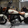 インディアンモーターサイクルのチーフダークホースがレッドウィングとコラボ。