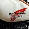 インディアンモーターサイクルのチーフダークホースがレッドウィングとコラボ。