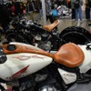 インディアンモーターサイクルのチーフダークホースがレッドウィングとコラボ。