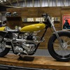 平和モーターサイクルのトライアンフ。
