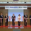 Japan OTIC開所式でテープカットの臨む関係者