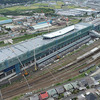 建設が進む北陸新幹線敦賀駅の高架橋（2022年10月）。同駅から先、新大阪への工事は環境アセスメントを実施できず、事実上の棚上げ状態となっているため、政府では前例がない前倒し予算を組み、少しでも着工の遅れをカバーする構えだ。