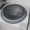 サブウーファーのユニットにはロックフォードのT1をチョイス。ディープバスケットで重低音再生が可能なパワフルユニットだ。