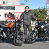 森口将之氏とヤマハ FZ-X（左）、ホンダ CB190SS（右）