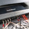 シート下にはフロントスピーカー用のパワーアンプであるロックフォードのP400-4をコンパクトにインストールしている。