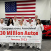 米国四輪車生産3000万台を祝福する米ホンダの従業員