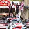 2023年WRC開幕戦モンテカルロで優勝したトヨタのオジェ（右／左はコ・ドライバーのヴァンサン・ランデ）。