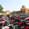 試乗会には世界中から60名ものジャーナリストが参加。インドやイギリスのテクニカルセンターからも多くの開発陣が参加し、100台ほどのバイクが用意されていた。アイシャーグループとロイヤルエンフィールドの社長も参加し、試乗を楽しんでいた