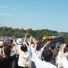 『THE ROYAL EXPRESS』の初運行で北広島市役所で手を振る人々。