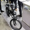 防水仕様のため自転車にも装着可能。ただし電動アシスト自転車（バッテリー）が必要