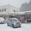 福島～新潟県境から20kmほどの磐越西線三川駅に着く頃にはもうすっぽり銀世界に。日本海側は雪雲が押し寄せた時の降雪のペースが速い。
