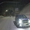 真夜中の国道113号線で山形内陸に向かう。写真ではわかりにくいが結構吹雪いていた。