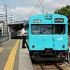 和田岬線の103系。現存する唯一の103系スカイブルー車で、一番オリジナルに近い形だが、側面は戸袋がなくなったことでかなり印象が異なる。