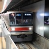 新横浜駅、試運転車両の入線シーン。