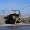 カンサンシ銅・金鉱山を走行する日立建機のトロリー受電式ダンプトラック