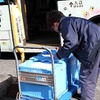 アズコムデータセキュリティが路線バスで運ばれた商品を受け取る