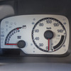 白い文字盤の計器類。平均車速や燃費などのドライブ情報は別エリアに表示される。