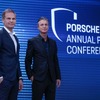 2022年通期決算を発表するポルシェの首脳陣