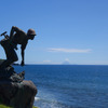 花瀬望比公園に設置された日本兵のブロンズ像。薩摩半島南端の海は真夏の快晴下では染み入るような紺碧の色になる。