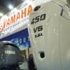 ヤマハ発動機の主力製品となる船外機。手前が今春発売予定の450馬力モデル「F450」
