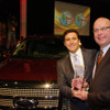 北米トラック・オブ・ザ・イヤーを獲得したフォードの「F-150」と、フォードモーターのマーク・フィールズ・アメリカ事業担当社長（写真中央）